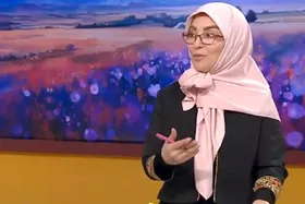 پوشش جنجالی &laquo;ژیلا صادقی&raquo; در اجرای جدید تلویزیونی&zwnj;اش + فیلم