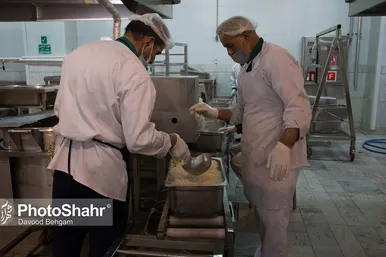آماده سازی غذای متبرک مهمانسرای حضرت رضا (ع)