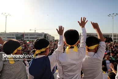 اجرای سرود «سلام فرمانده» با حضور دهه هشتادی و نودی ها در عرصه میدان شهدا مشهد