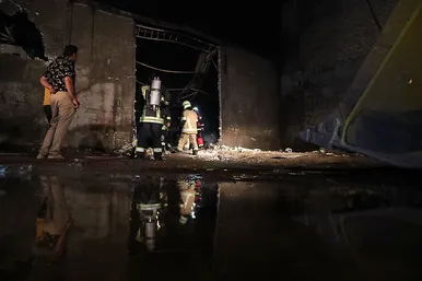 آتش سوزی گسترده در انبار لوازم خانگی در مشهد