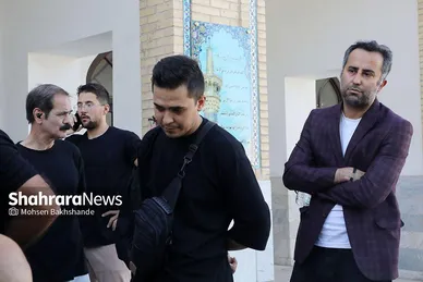 عکس‌هایی از تشییع پیکر پدر خداداد عزیزی در مشهد