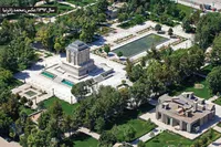 تاریخ مصور آرامگاه فردوسی | نگاهی به کتاب «سراینده کاخ نظم بلند» که به تازگی شهرداری مشهد آن را منتشر کرده است
