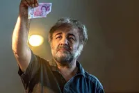 ویدئو | ظاهر متفاوت رضا عطاران در اکران مردمی سریال اجل معلق