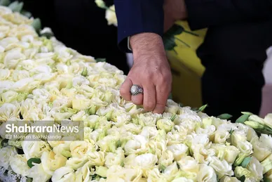 گل آرایی حرم مطهر رضوی در آستانه میلاد امام رضا (ع)