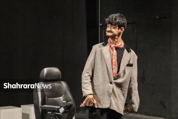 نگاهی به نمایش «کمپانی فیلم‌سازی آقای داتان» | جستجوی حقیقت در دنیای پیچیده ذهن انسان