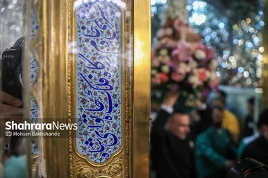 گزارش تصویری | تعویض گل‌های ضریح حرم مطهر امام‌رضا(ع)