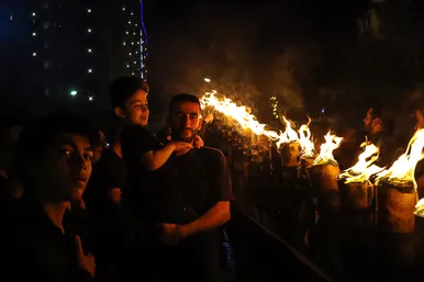 آئین سنتی مشعل گردانی نجفی‌ها در شب تاسوعا