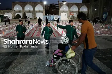 توزیع افطاری در باب الکاظم حرم مطهر امام رضا(ع)