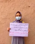 من بدون خواهرم به مکتب نمی‌روم | اعتراض مجازی به بسته بودن درب مدرسه به روی دختران افغان + عکس