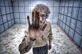 بهرام افشاری با مرد عینکی در راه سینما