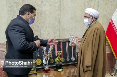 اهدای مدال‌های حسین رضازاده به موزه آستان قدس رضوی