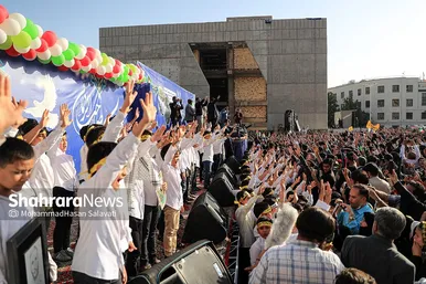 اجرای سرود «سلام فرمانده» با حضور دهه هشتادی و نودی ها در عرصه میدان شهدا مشهد