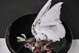 سرو بی&zwnj;رحمانه کبوتر در رستورانی در تهران + عکس