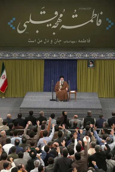 گزارش تصویری | دیدار مداحان و شاعران اهل‌بیت‌(ع) با رهبر معظم انقلاب (۲ دی ۱۴۰۳)