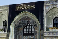 ویدئو | آغاز عملیات نصب کتیبه‌های ایام عزاداری دهه آخر ماه صفر در حرم امام رضا(ع)