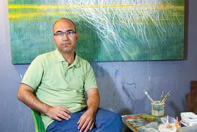 گفتگو با سید طاهر موسوی، نقاش و هنرمند مشهدی | قصه&zwnj;های دیو و پری روی بوم