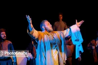 نگاهی به نمایش «آهوان» که این روزها در مشهد اجرا می شود | عشق یک شاعر معروف به امام رضا(ع)
