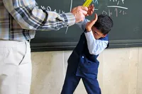 جزئیات ضرب و شتم دانش آموز مشهدی | معاون مدرسه عزل شد + عکس و فیلم