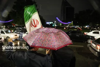 گزارش تصویری | باران رحمت الهی، برکت شصت‌ویکمین شب حضور مردم مشهد در خیابان