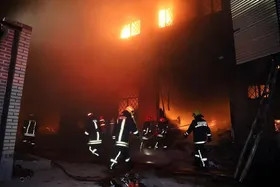 مهار آتش سوزی مهیب کارخانه تولید شیرآلات بهداشتی در جاده مشهد - گلبهار + تصاویر