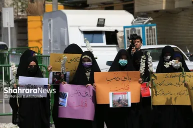 تجمع دانش‌آموزان مشهدی مقابل کنسولگری افغانستان در مشهد