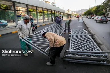 گزارش تصویری | جمع‌آوری نرده‌های بی‌آرتی خیابان امام رضا(ع) به منظور ایمن‌سازی مسیر تشییع پیکر رهبر شهید در مشهد