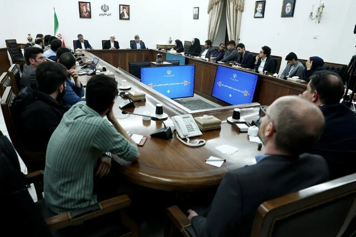 عارف در نشست صمیمانه با دانشجویان: برای من ارزش پرخاش یک دانشجو بیشتر از تکریم افراد است
