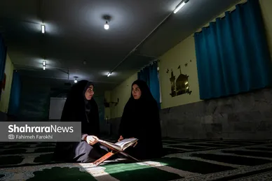 فاطمه عسگری و فریده مختاری دو معلم مینابی بودند که حافظ قرآن بودند، خانم زارعی و خانم عابدی معلمان مشهدی هستند که میخواهند به یاد معلمان میناب قرآن را حفظ کنند