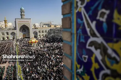 گزارش تصویری | تعویض پرچم گنبد حرم مطهر رضوی به مناسبت میلاد امام رضا(ع)