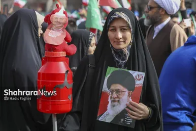 گزارش تصویری |نسل امروز، قلم به دست؛ راهپیمایی ۲۲ بهمن به روایت دست‌های کوچک و آرزوهای بزرگ