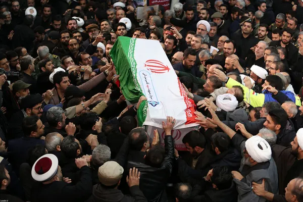 تصاویر مراسم وداع با حاج قاسم و هم رزمان شهیدش از نگاه سایت رهبری