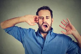 علت خمیازه کشیدن چیست؟ | چرا گاهی اوقات نمی توانیم خمیازه بکشیم؟