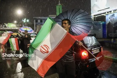 گزارش تصویری | باران رحمت الهی، برکت شصت‌ویکمین شب حضور مردم مشهد در خیابان