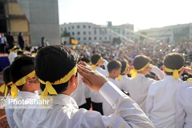 اجرای سرود «سلام فرمانده» با حضور دهه نودی ها در عرصه میدان شهدا