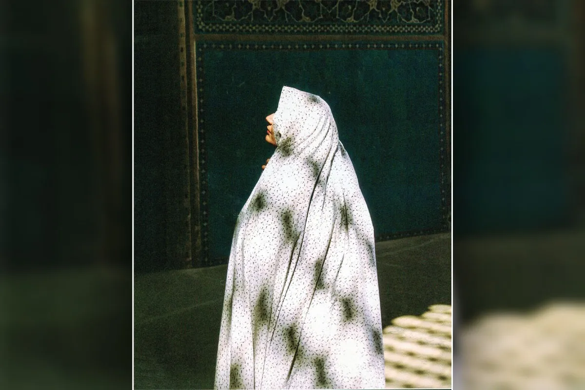 گوشه صحن گوهرشاد گل‌باران بود