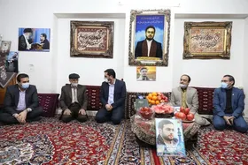 دیدار شهردار مشهد با خانواده شهید محسن حاجی حسنی کارگر