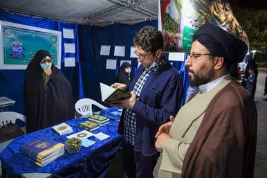 بازدید مدیر کل ارشاد از نمایشگاه قرآن در بوستان های شهر