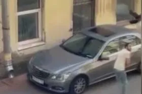 حمله گروهی کلاغ&zwnj;ها به یک مرد برای دفاع از هم&zwnj;نوعشان + فیلم