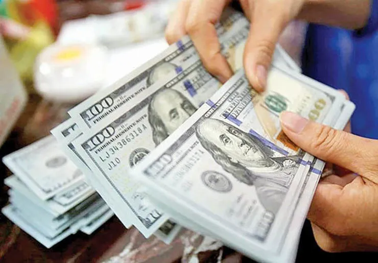 قیمت دلار  در بازار آزاد به کانال ۱۸ هزار تومان نزدیک شد