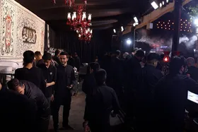 اقامه عزا با نام دختر سه&zwnj;ساله سیدالشهدا(ع) | روایتی از سومین شب ماه محرم در موکب امام&zwnj;هادی(ع) میدان سعدی مشهد