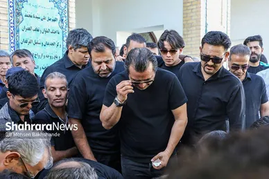 عکس‌هایی از تشییع پیکر پدر خداداد عزیزی در مشهد