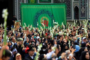 گلباران حرم مطهر رضوی در شب میلاد امام رضا(ع)