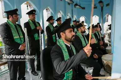 تعویض پرچم گنبد و پوش ضریح امام رضا(ع)