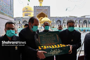 آئین اذن عزای حسینی و تعویض پرچم گنبد حرم مطهر رضوی