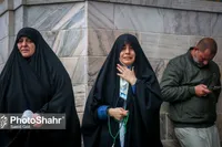 حال و هوای متفاوت زائران حرم مطهر امام رضا(ع) هنگام شنیدن خبر شهادت رئیس جمهور+ ویدئو