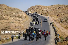 زائران پیاده در مسیر حرم مطهر رضوی