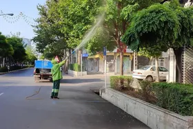 آغاز عملیات محلول&zwnj;پاشی برگی در فضای سبز شهری مشهد (یکم اردیبهشت ۱۴۰۳)