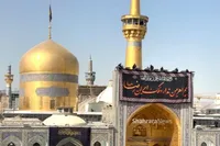 ویدئو | نصب کتیبه‌های عزاداری دهه آخر ماه صفر در حرم امام رضا(ع)