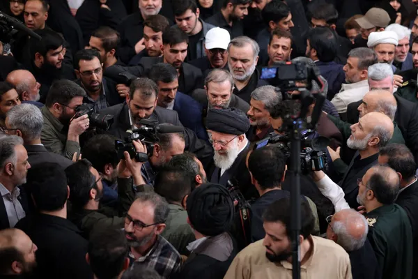 اقامه نماز رهبر معظم انقلاب بر پیکر شهدای حمله تروریستی به سفارت ایران در دمشق + فیلم و تصاویر