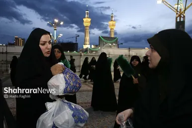 عکس| سفره افطار در حرم مطهر رضوی در شب میلاد امام حسن مجتبی(ع)